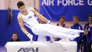 Un gymnaste au cheval d'arçon