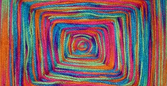 des files de laines colorés